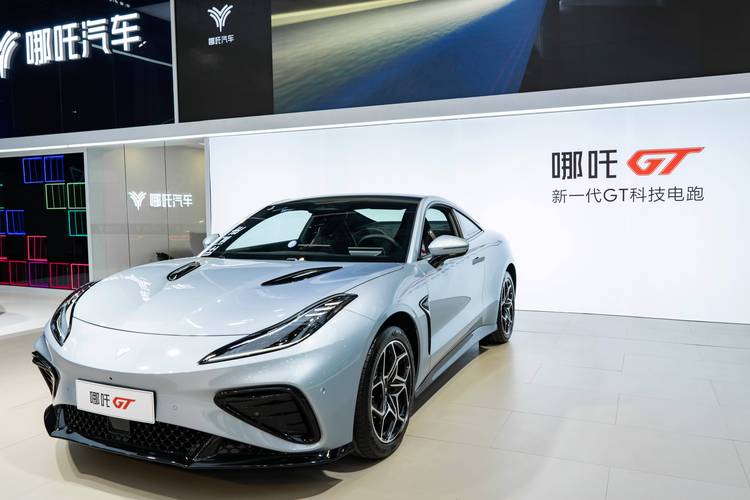 佛山228哪吒汽车在智能汽车领域的表现，领途汽车在新能源汽车市场中的影响力